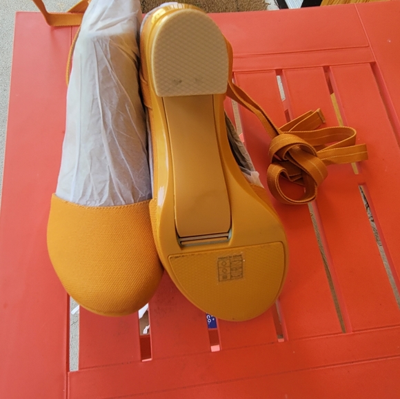 BRAND NEW COVERTIBLE HEEL TO FLAT - Picture 4 of 5